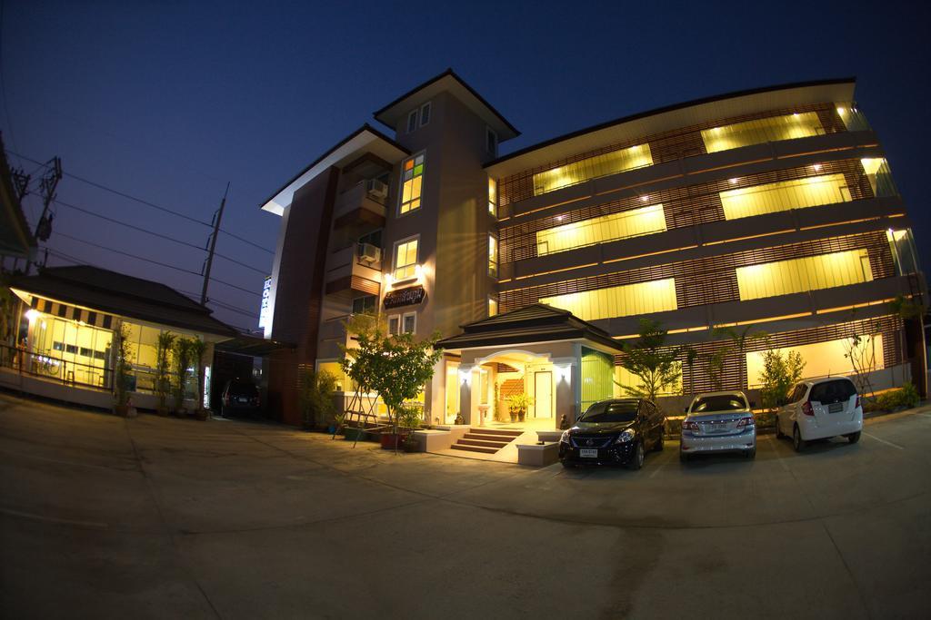 Baan Sanpoom Hotel Phitsanulok Bagian luar foto