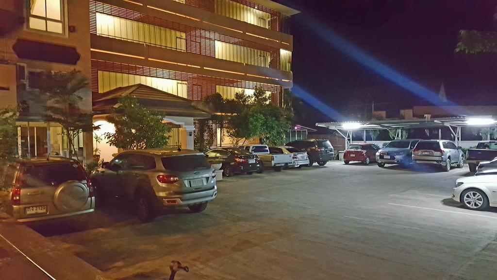 Baan Sanpoom Hotel Phitsanulok Bagian luar foto