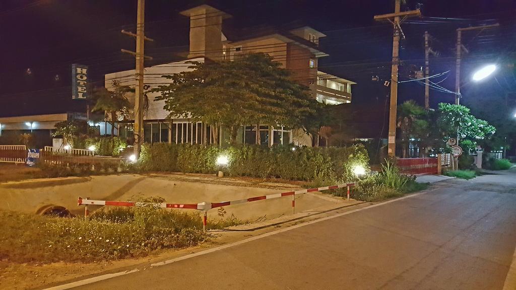 Baan Sanpoom Hotel Phitsanulok Bagian luar foto